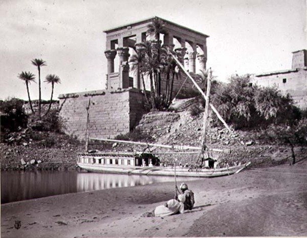 Il Tempio di Traiano, guardando a sud-ovest, Philae (foto in bianco e nero) da Frank Mason Good