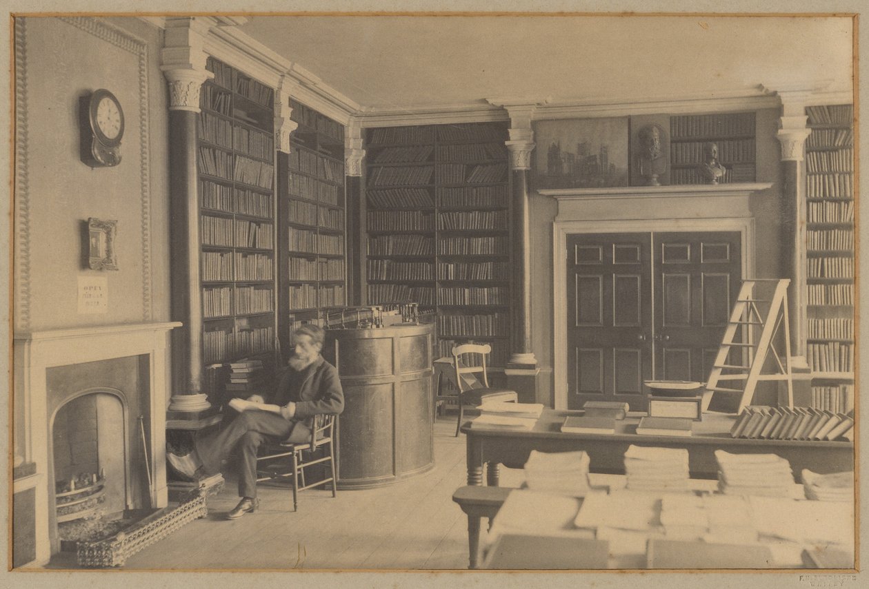 [Uomo che legge in una biblioteca] da Frank Meadow Sutcliffe