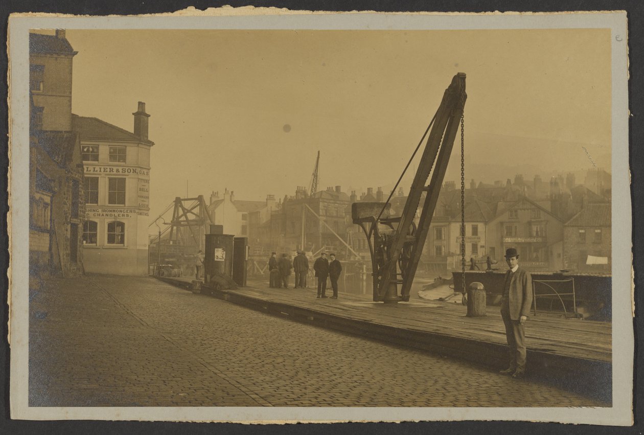 [Strada sul lungomare] da Frank Meadow Sutcliffe