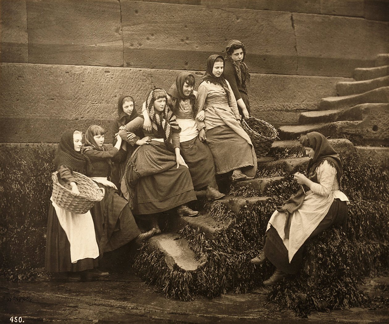 Donne in attesa del pescato del giorno, porto di Whitby, North Yorkshire, c.1899 da Frank Meadow Sutcliffe
