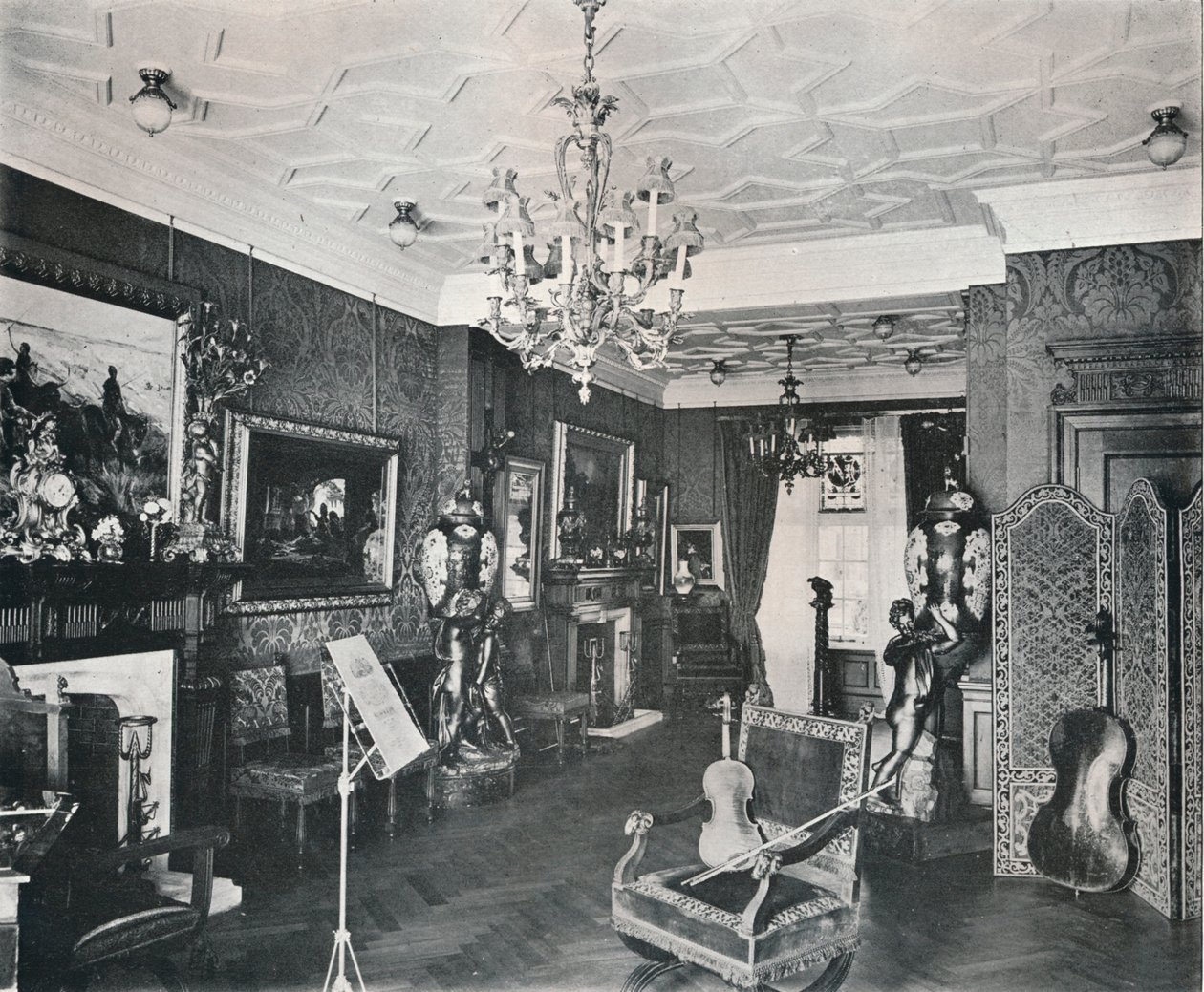 La sala della musica, Casa del Capitano Harvey, Hampstead, c1903 da Frank William Brookman