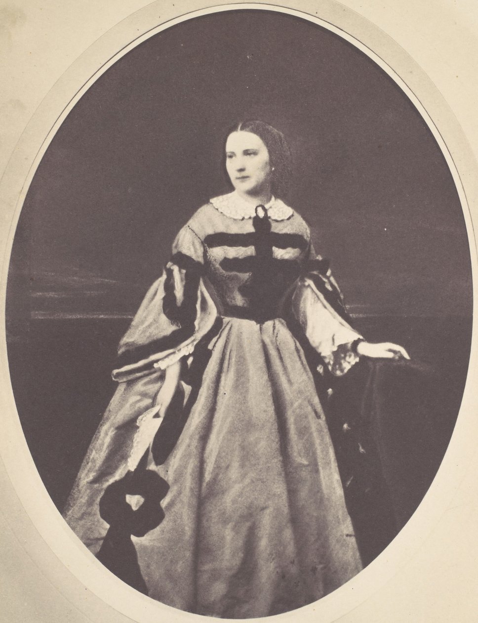 [Ritratto femminile, in piedi, guardando a sinistra] da Franz Antoine