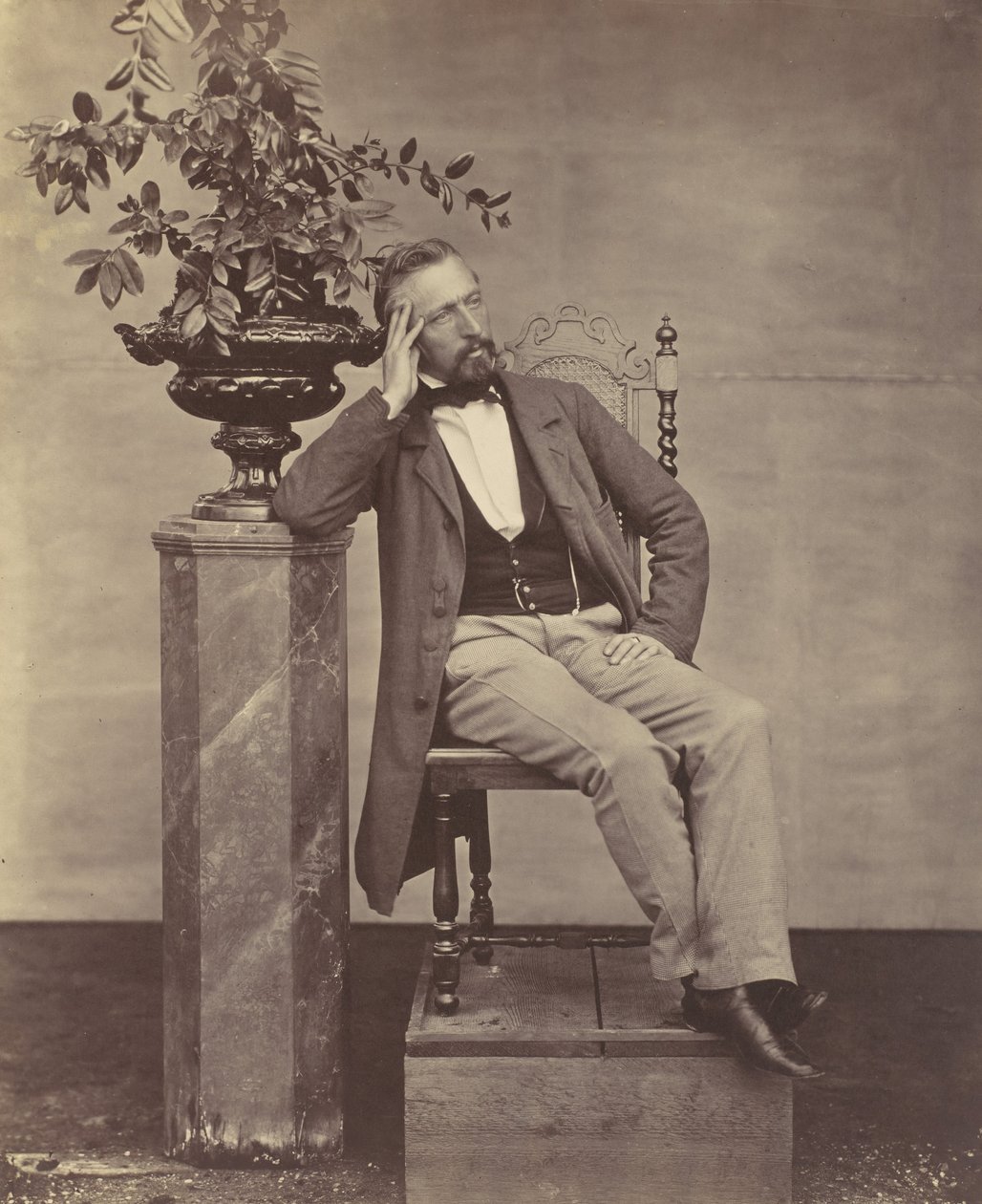 [Mathias Höusermann seduto con gomito su piedistallo che tiene un vaso di fiori], 1850-60 da Franz Antoine