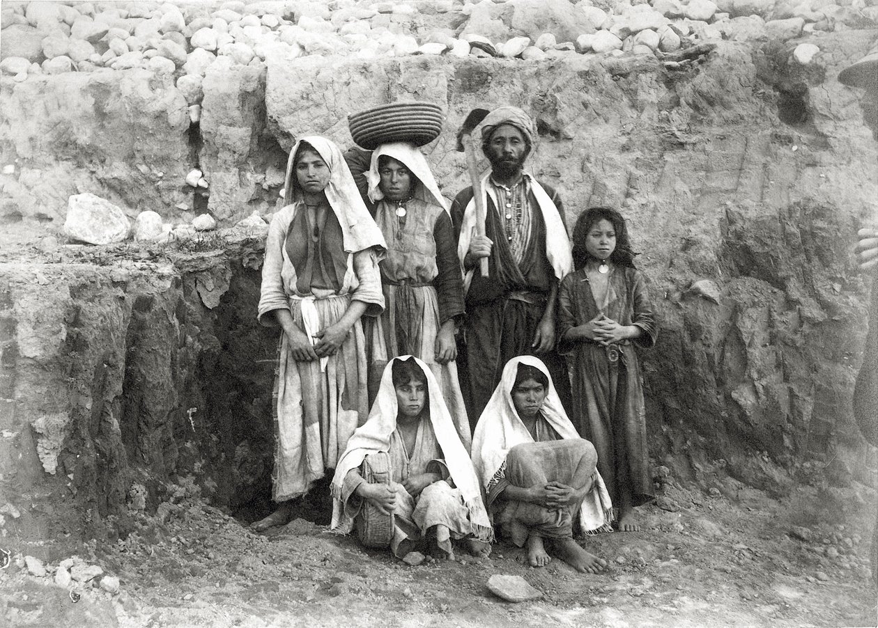 Gruppo di lavoratori nello scavo, Pianura Costiera, Palestina, 1891-93 da Frederick J. Bliss