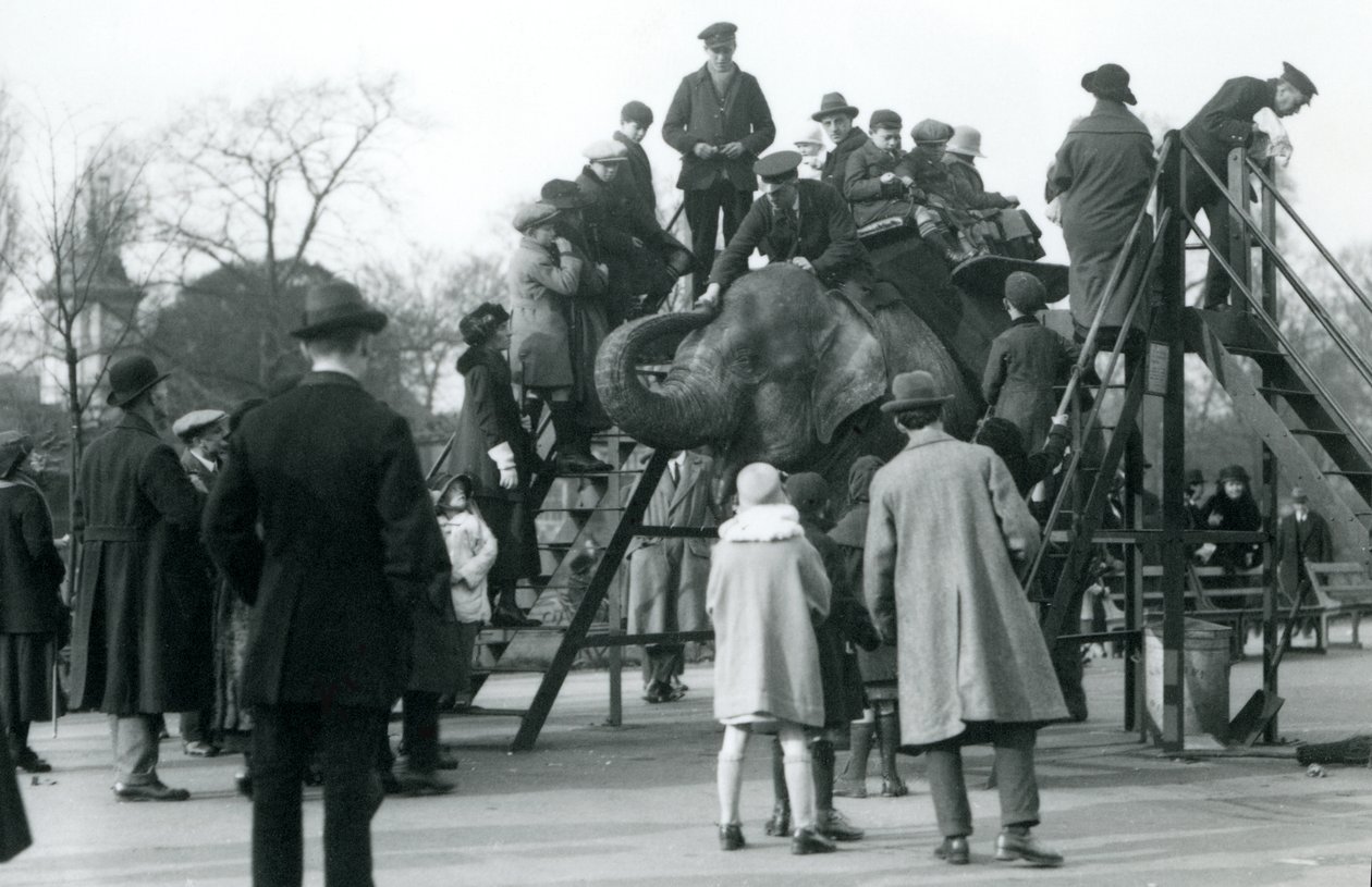 Folla che guarda i visitatori imbarcarsi per un giro in elefante, supervisionato dal custode Arthur Church, aprile 1923 da Frederick William Bond