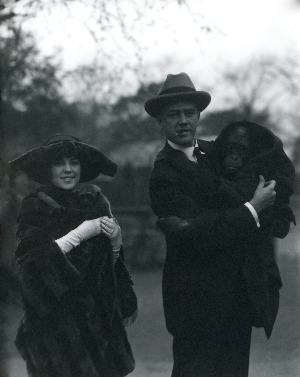 Osa e Martin Johnson con un orango e un gibbone, Zoo di Londra, ottobre 1920 da Frederick William Bond