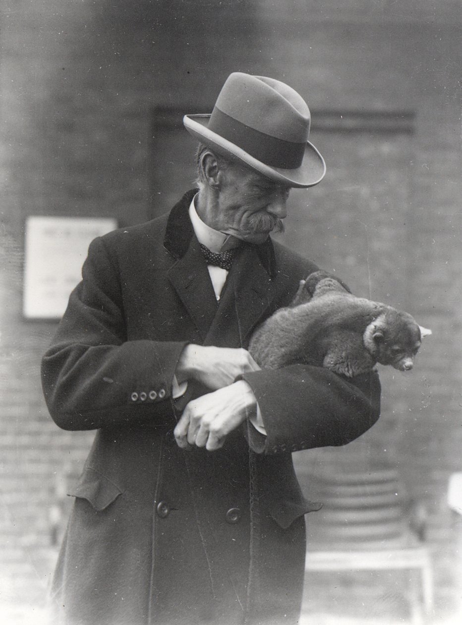 R. I. Pocock con un kinkajou da Frederick William Bond