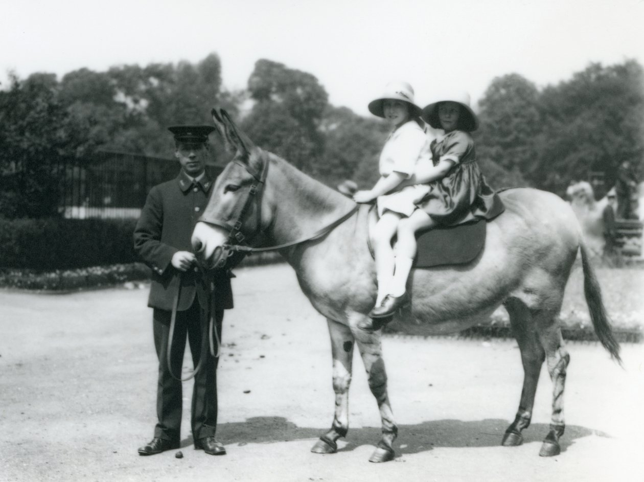 Due giovani ragazze che cavalcano un asino, Zoo di Londra, agosto 1922 da Frederick William Bond
