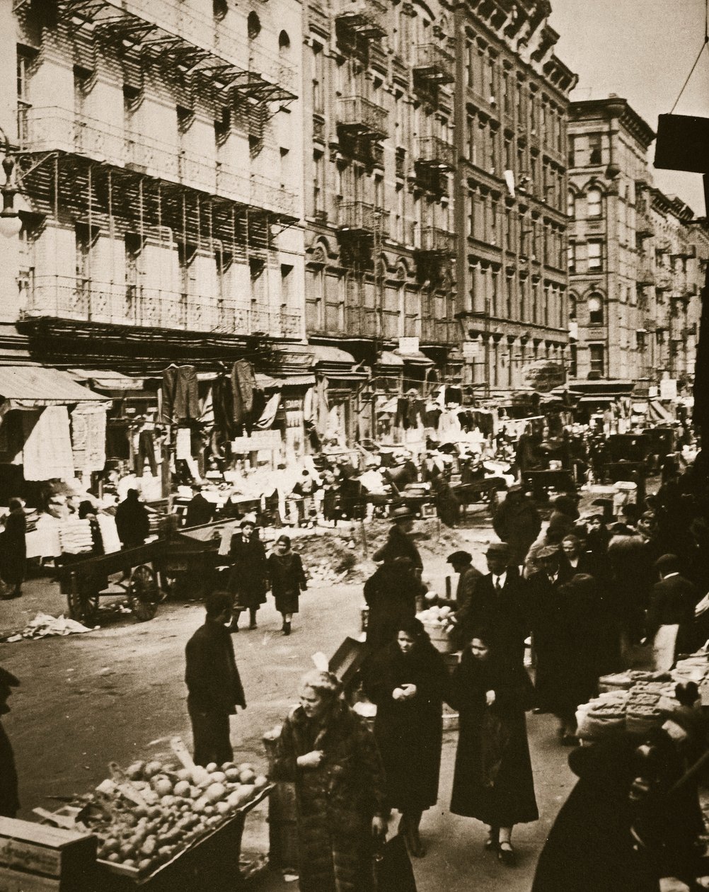 Mercato di strada su Orchard Street, Lower East Side, New York, USA, primi anni 1930 da Frederick Bradley