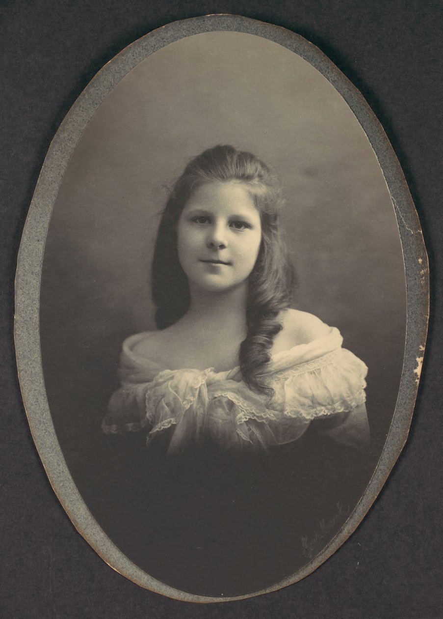 [Ragazza con vestito bianco scollato] da Frederick Gutekunst