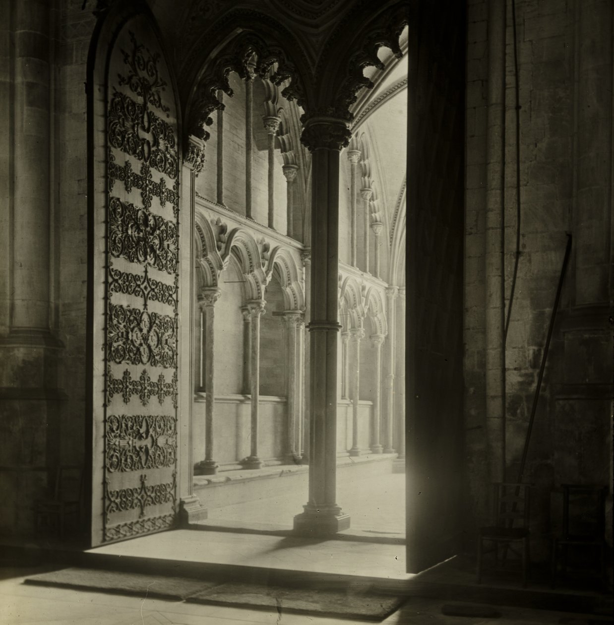 Cattedrale di Ely: Portico della Galilea dalla navata da Frederick H. Evans