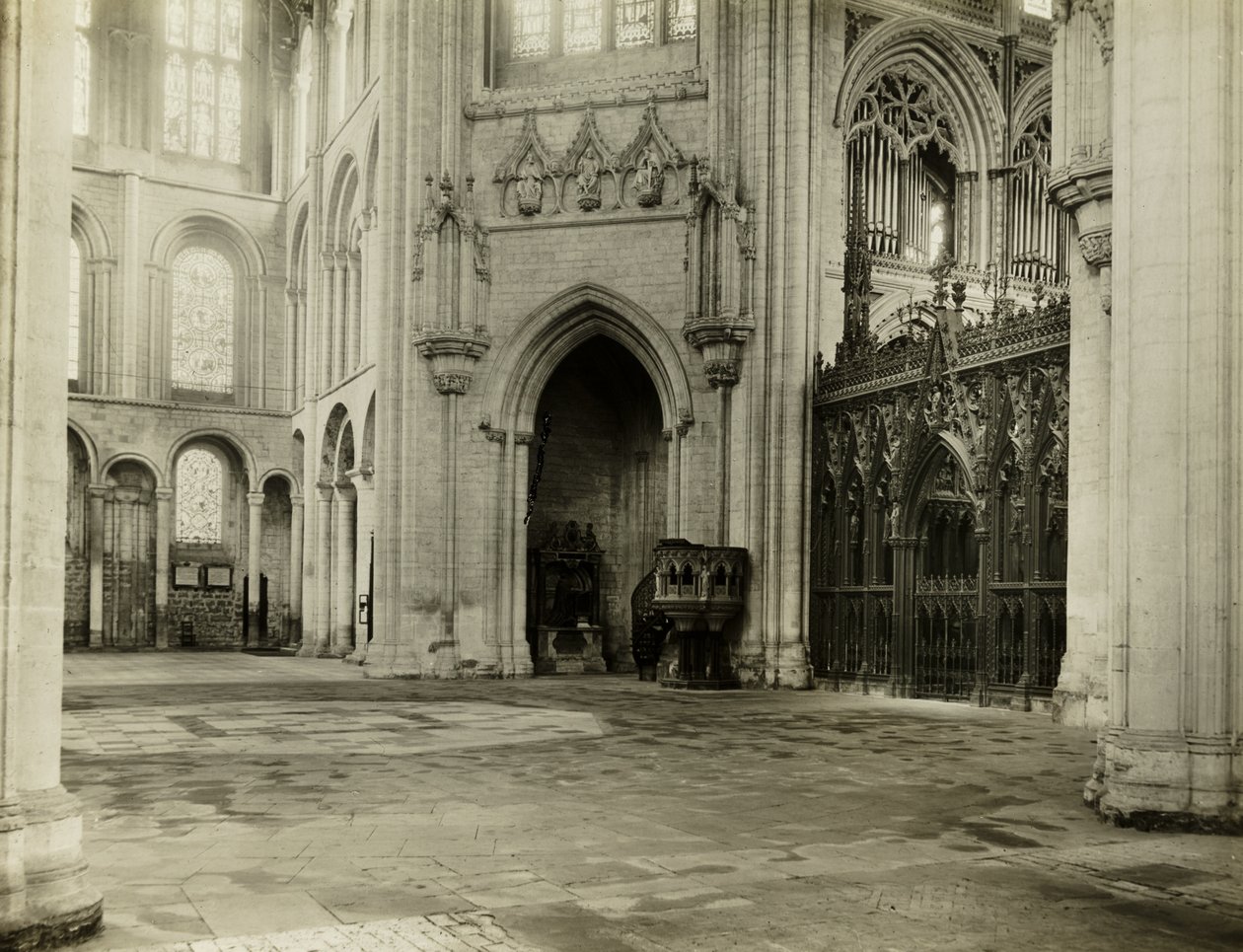 Cattedrale di Ely: Ottagono del transetto sud Sedie e panche rimosse da Frederick H. Evans