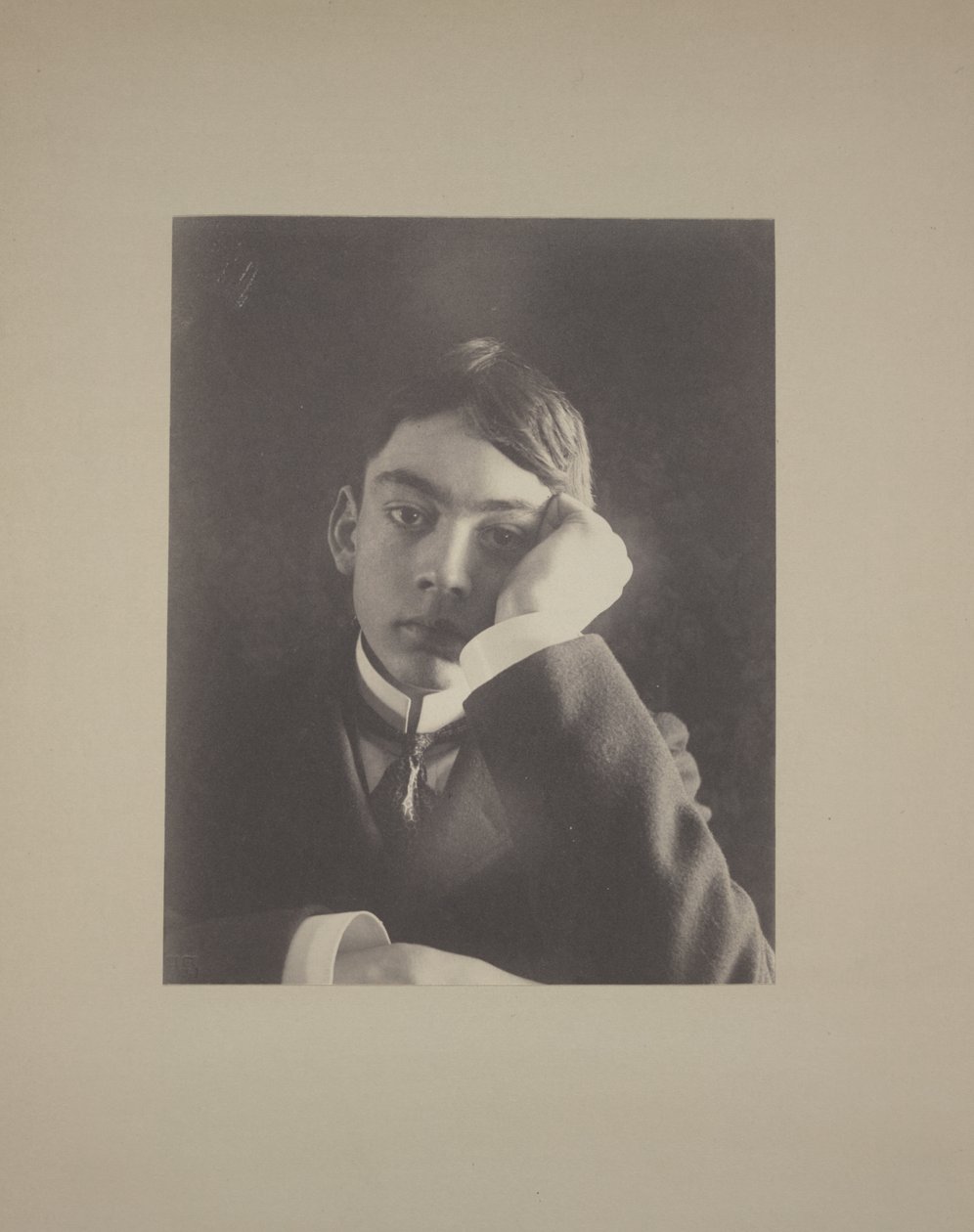 Ragazzo in abito con mano sul viso, c.1896 da Frederick Holland Day