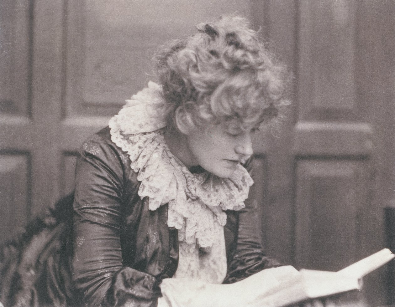 Ritratto fotografico di Ellen Terry (1847-1928) che legge, di Frederick Hollyer (1837-1933) da Frederick Hollyer
