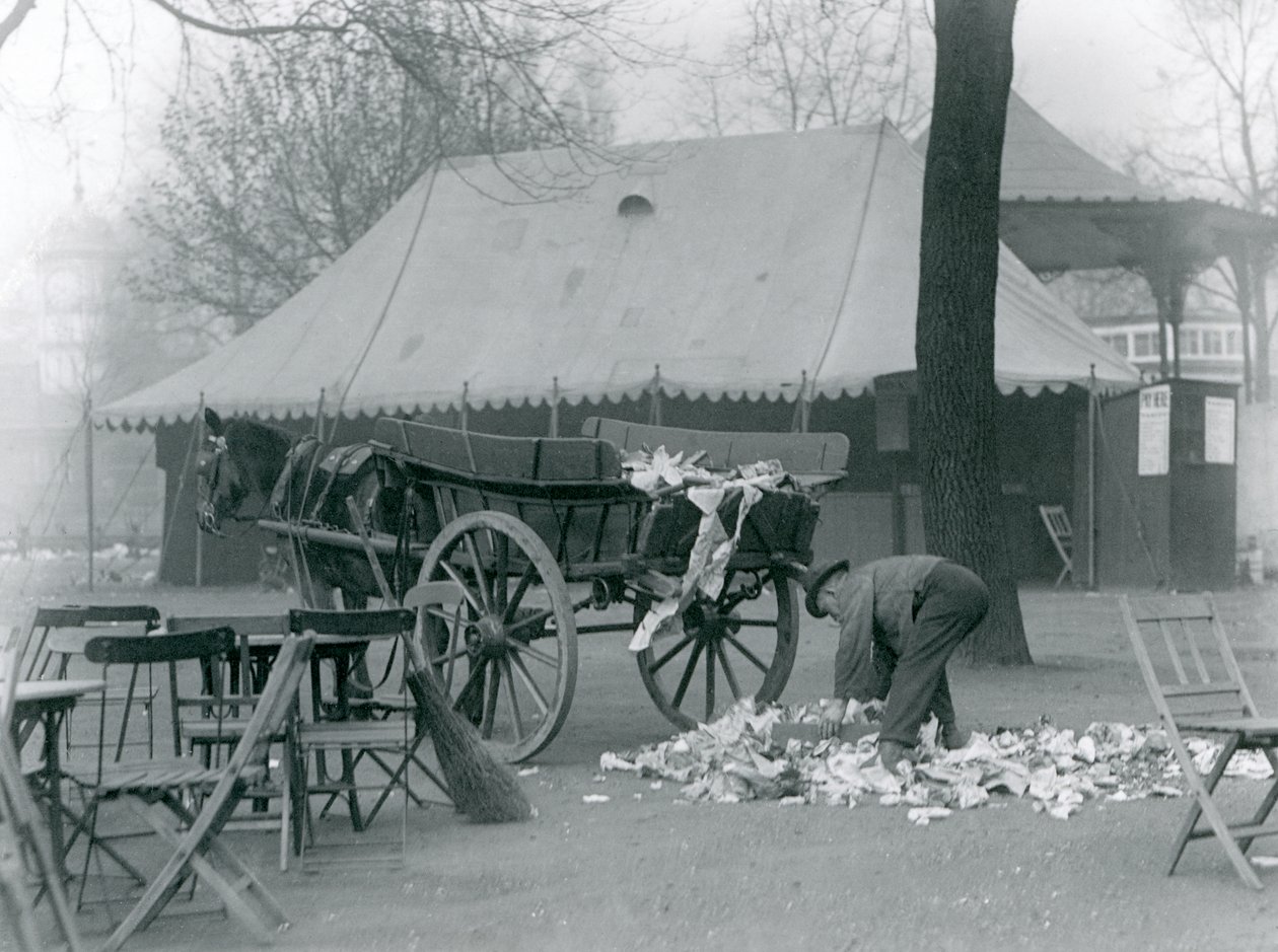 Pulizia dopo un Giorno di Festa allo Zoo di Londra nel 1924 da Frederick William Bond