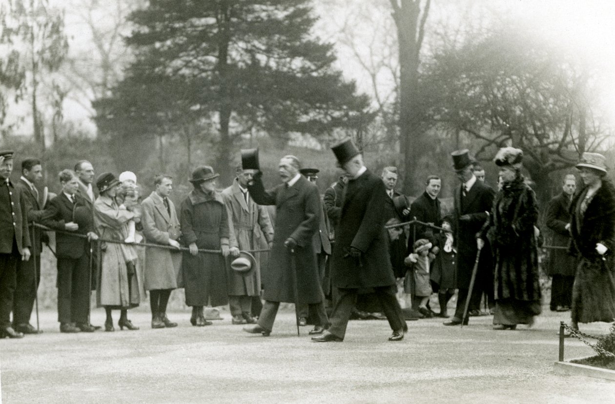 Re Giorgio V saluta la folla davanti al suo entourage durante una visita al London Zoo per inaugurare ufficialmente l