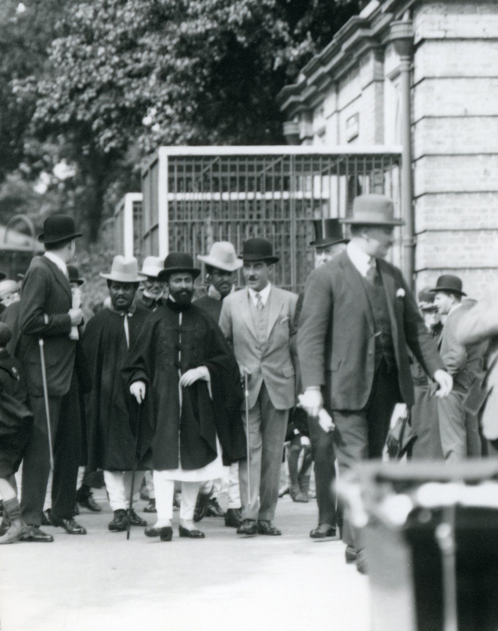 Sir Peter Chalmers Mitchell, con il reggente etiope Haile Selassie e il suo entourage, Zoo di Londra, 1924 da Frederick William Bond