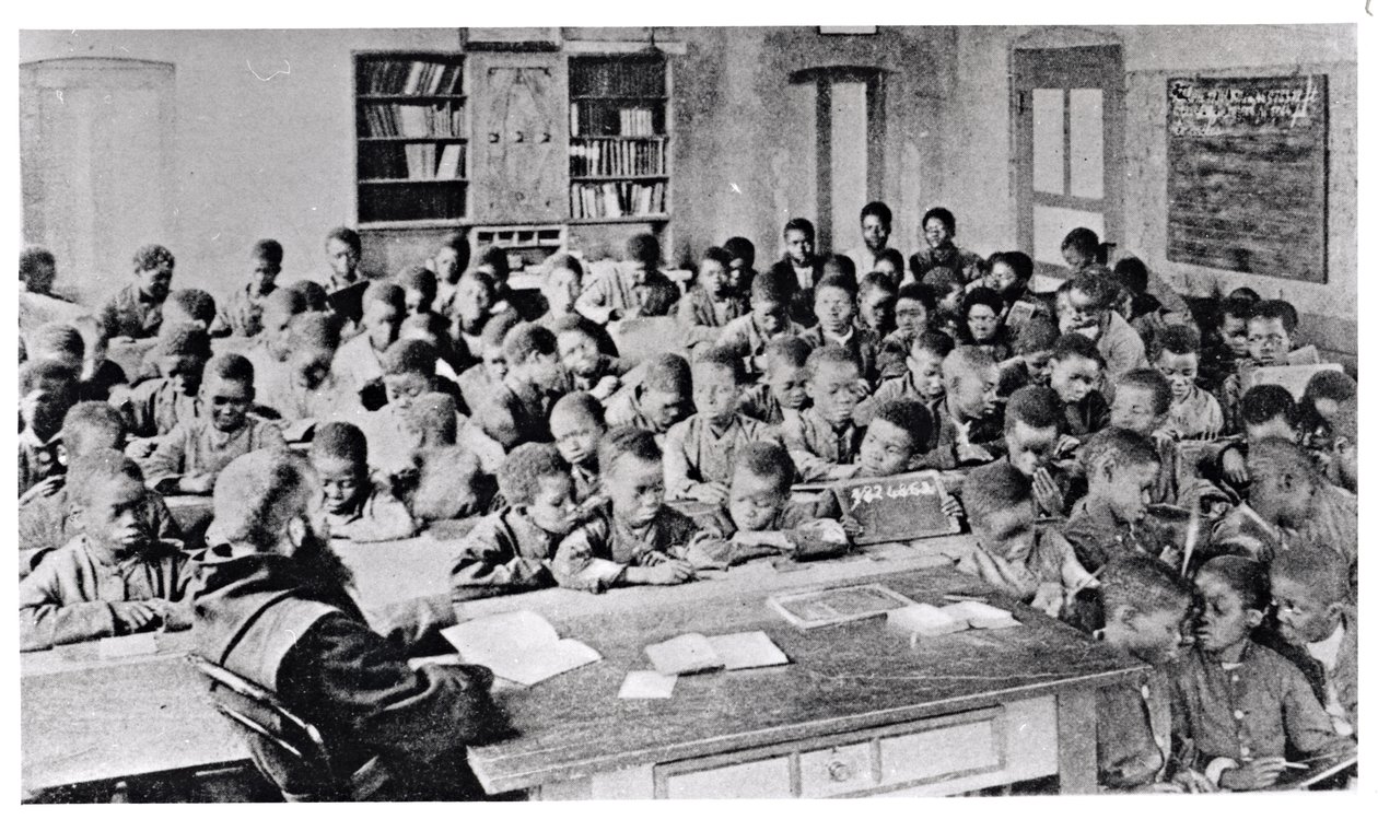 Un monaco che insegna una classe in Africa francofona, prima del 1914 da French Photographer
