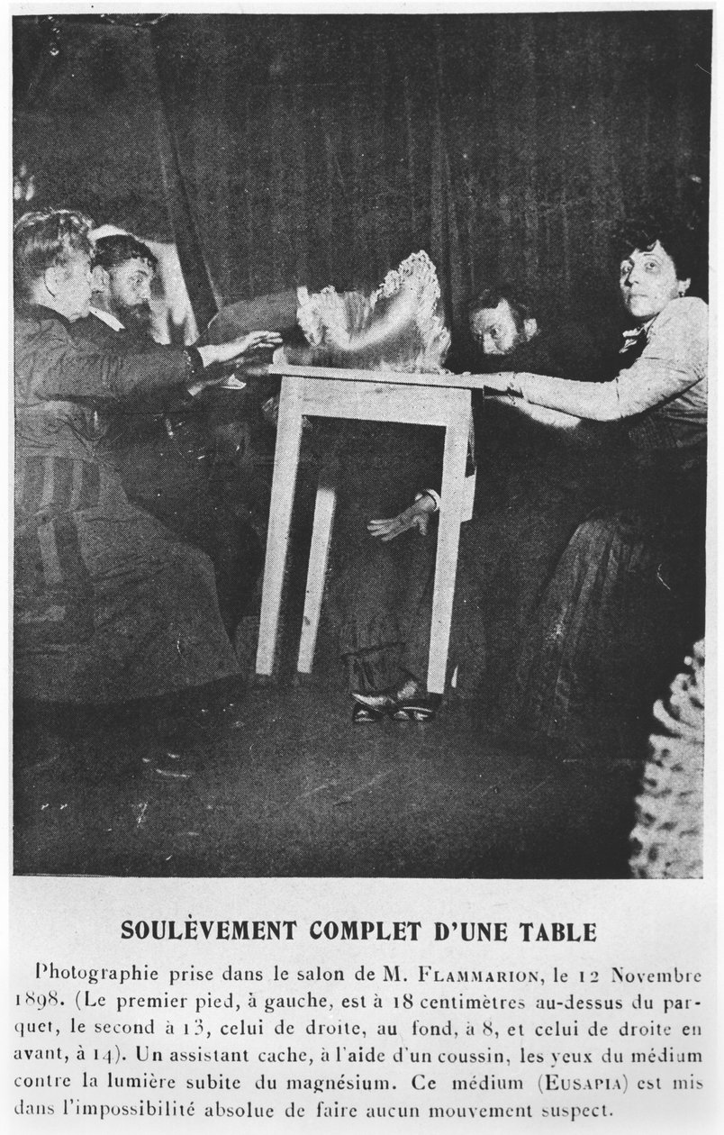 Un tavolo che levita durante una seduta con Eusapia Palladino, 12 novembre 1898 da French Photographer