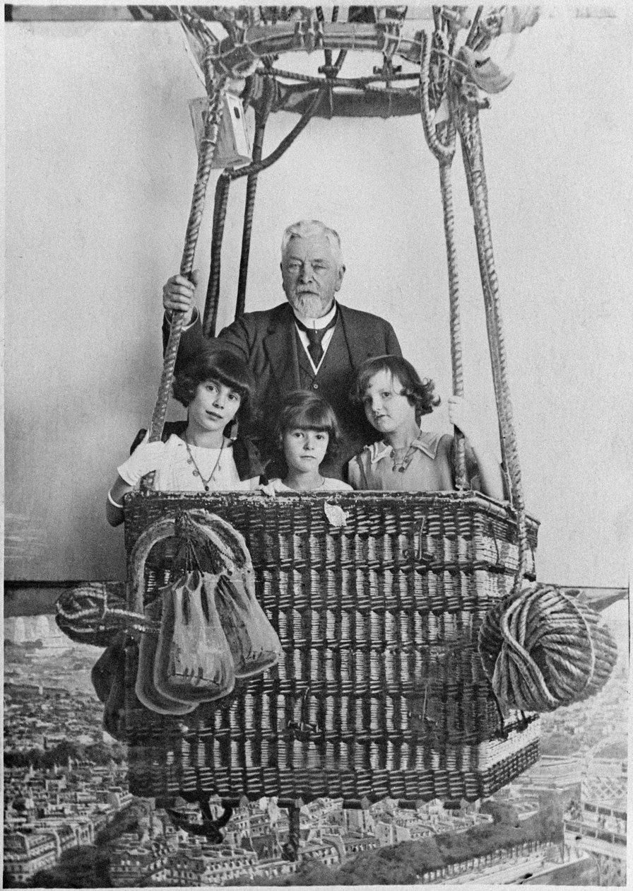 Alexandre Gustave Eiffel con i suoi nipoti in una gondola da French Photographer