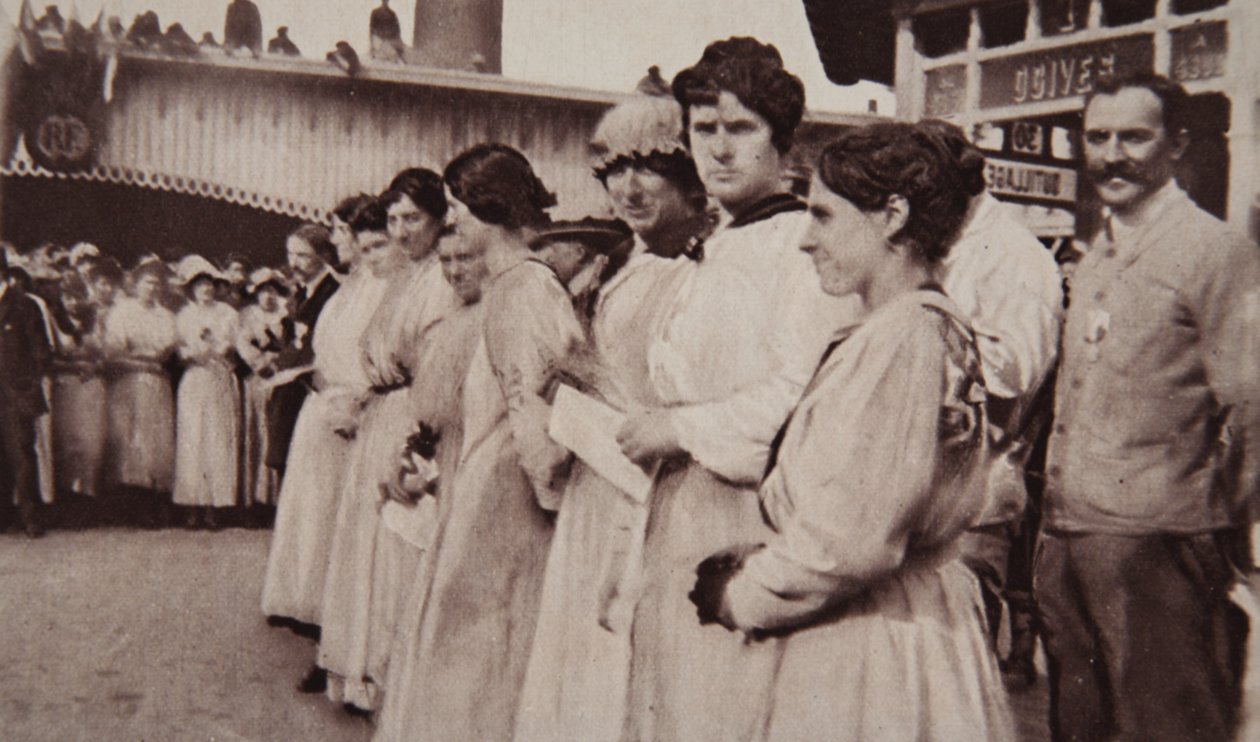 Un onore imperiale per i lavoratori francesi: il generale Gilinski decora le donne, da The Illustrated War News, 12 luglio 1916 da French Photographer