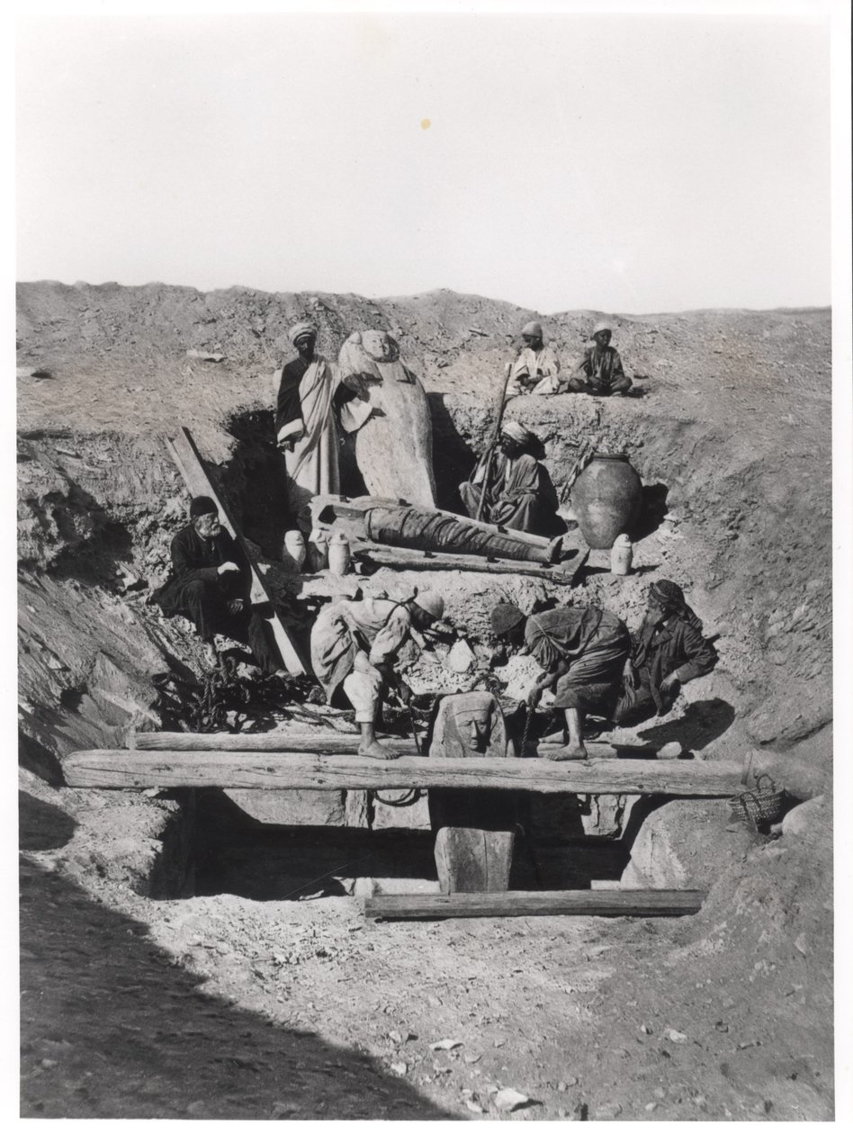 Uno scavo a Saqqara, da un libro di Auguste Mariette (1821-81) pubblicato nel 1893 da French Photographer