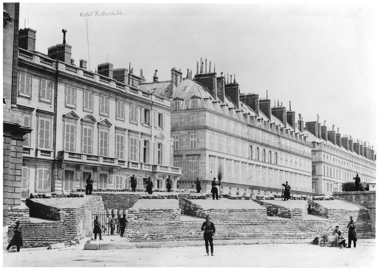 Barricata durante la Comune di Parigi in Rue de Rivoli, 1871 da French Photographer
