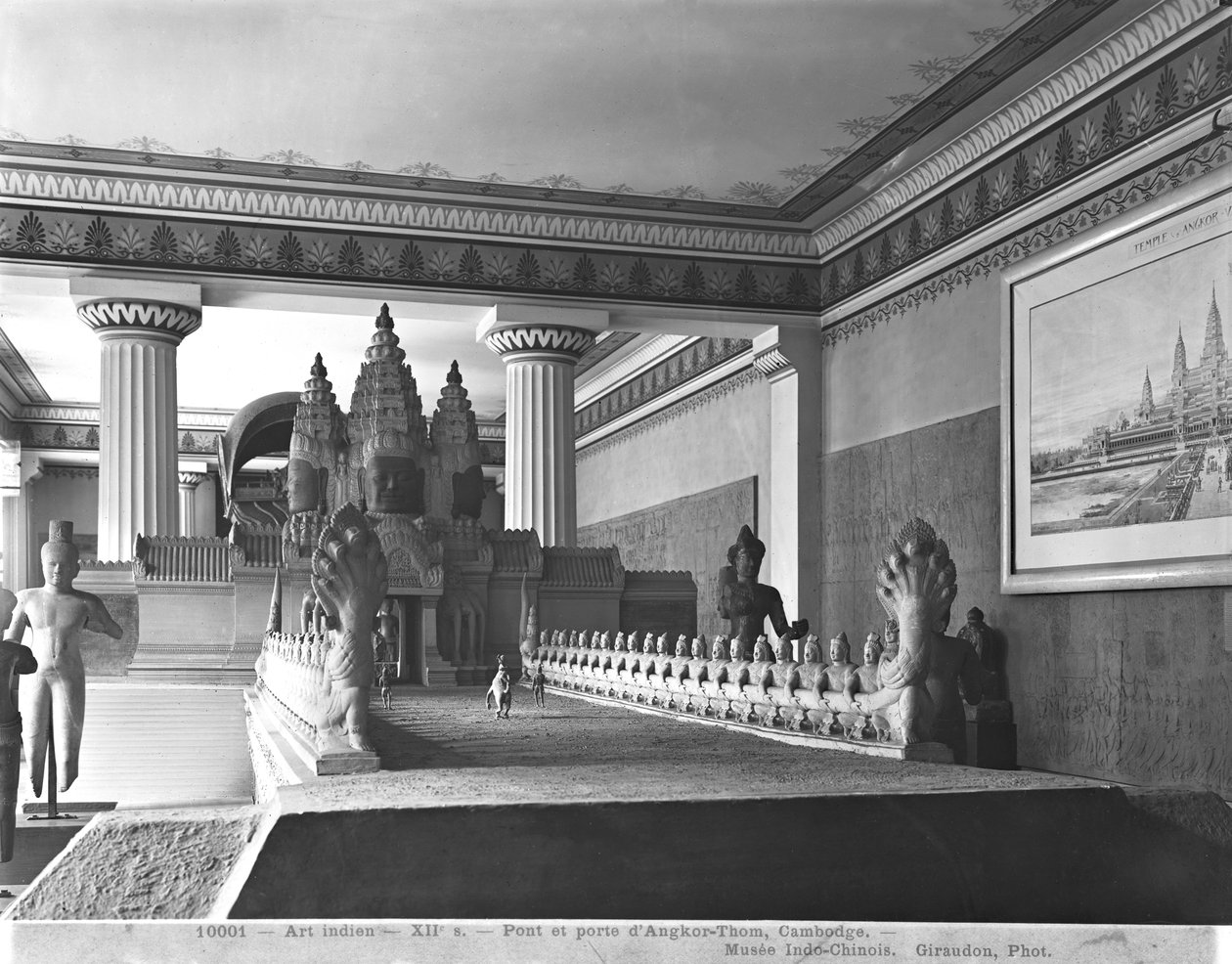 Ponte e portale di Angkor Thom, c.1912 da French Photographer