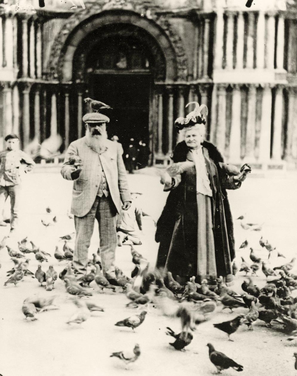 Claude Monet (1840-1926) e sua moglie, Alice (1844-1911) Piazza San Marco, Venezia, ottobre 1908 da French Photographer