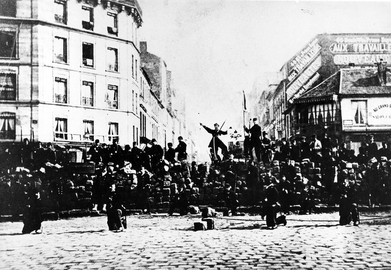 Barricata dei Comunardi a Montmartre, 1871 da French Photographer