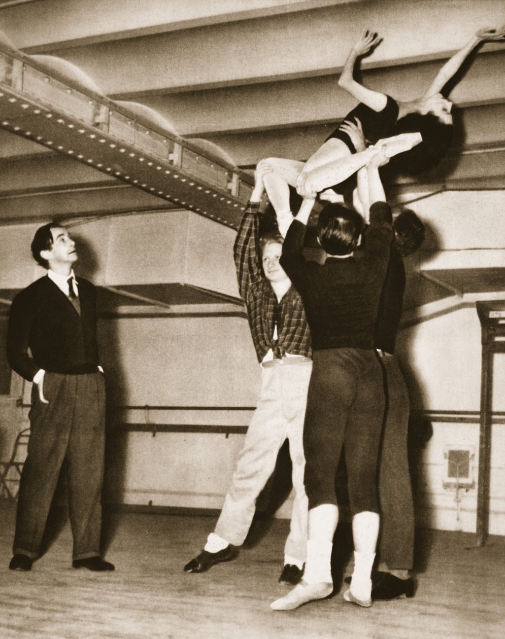 David Lichine durante una prova per Un Coeur de Diamant, dal Grand Ballet de Monte-Carlo, 1949 da French Photographer