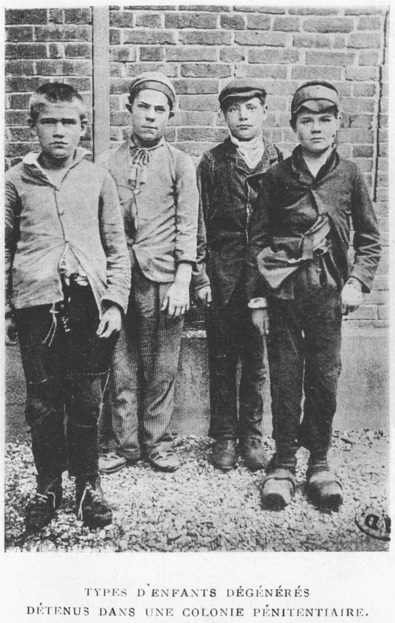 Bambini delinquenti in una colonia penale, c.1900 da French Photographer