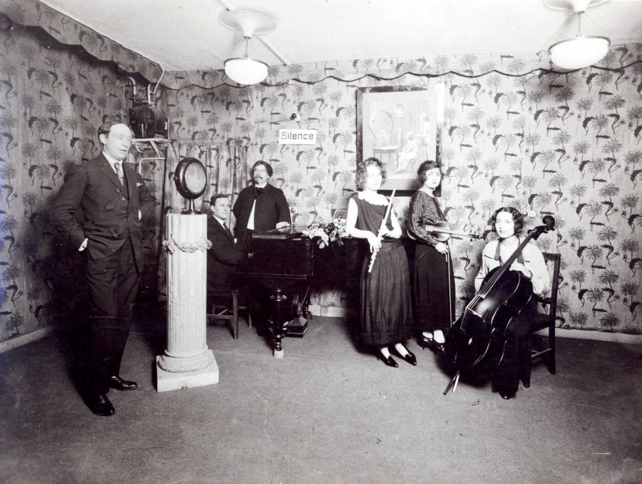 Studio di registrazione radiofonica francese, c. 1920-30 da French Photographer