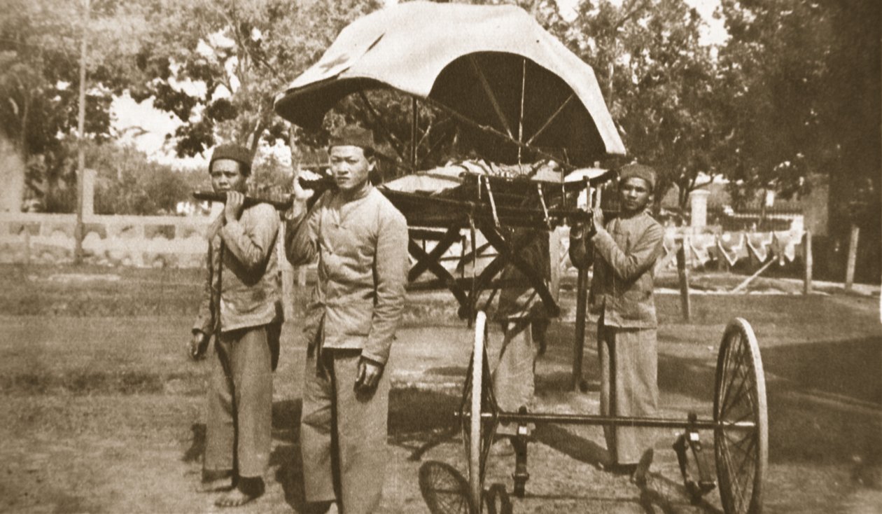 Dal lontano Oriente ai campi di battaglia europei: una squadra della Croce Rossa, da The Illustrated War News, 21 giugno 1916 da French Photographer