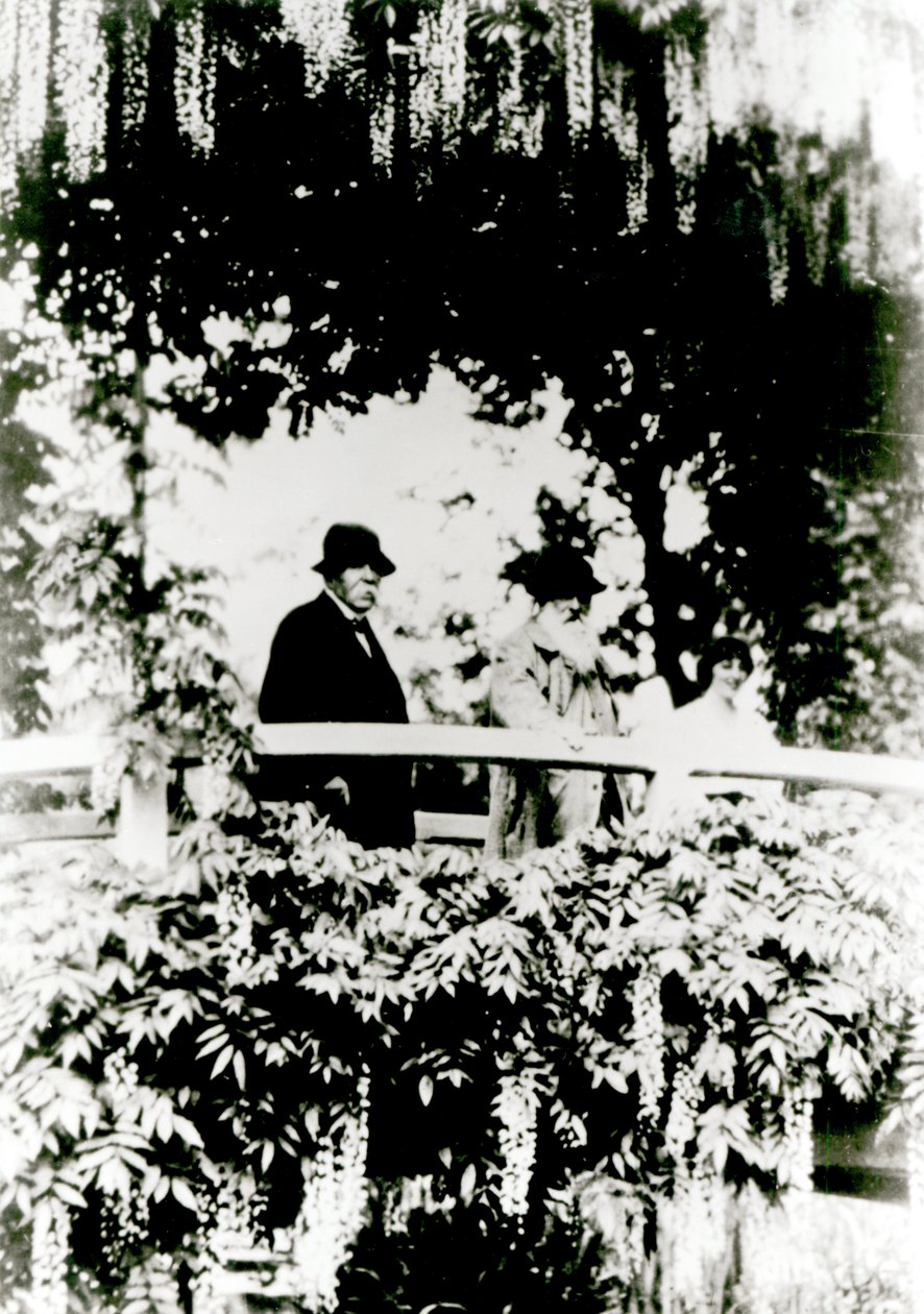 Georges Clemenceau, Claude Monet e Alice Butler sul ponte giapponese nel giardino di Monet, Giverny, 1921 da French Photographer