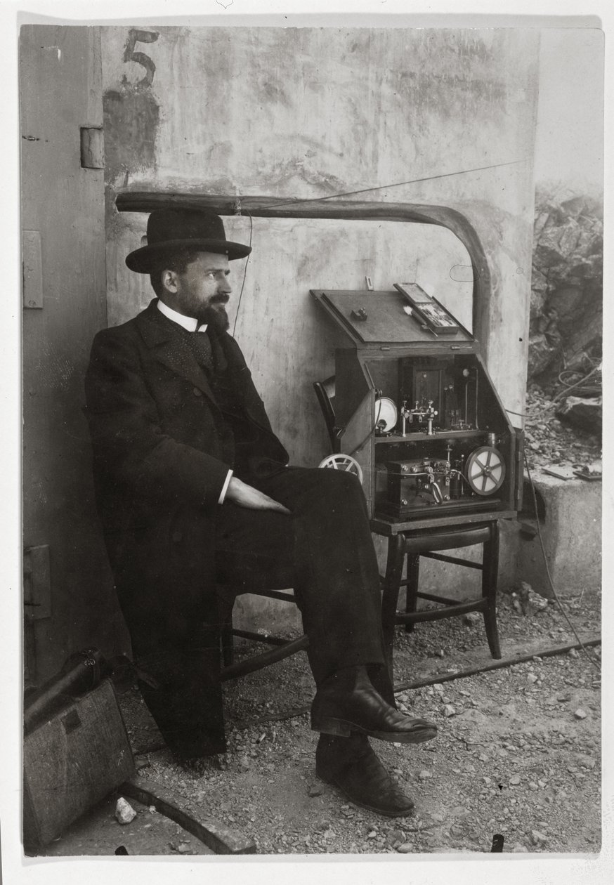 Gustave Ferrie accanto alla sua prima macchina TSF, c.1900 da French Photographer