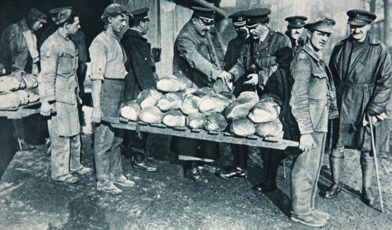 Ispezione del pane in una panetteria in Francia, illustrazione da The Illustrated War News, gennaio 1917 da French Photographer