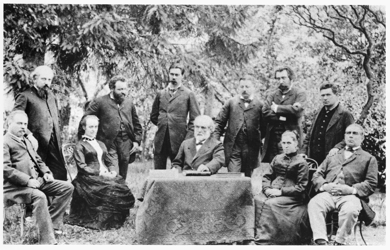 Jean-Baptiste Andre Godin insieme ai membri della prima riunione che gestisce il Familistero di Guise, 1885 da French Photographer