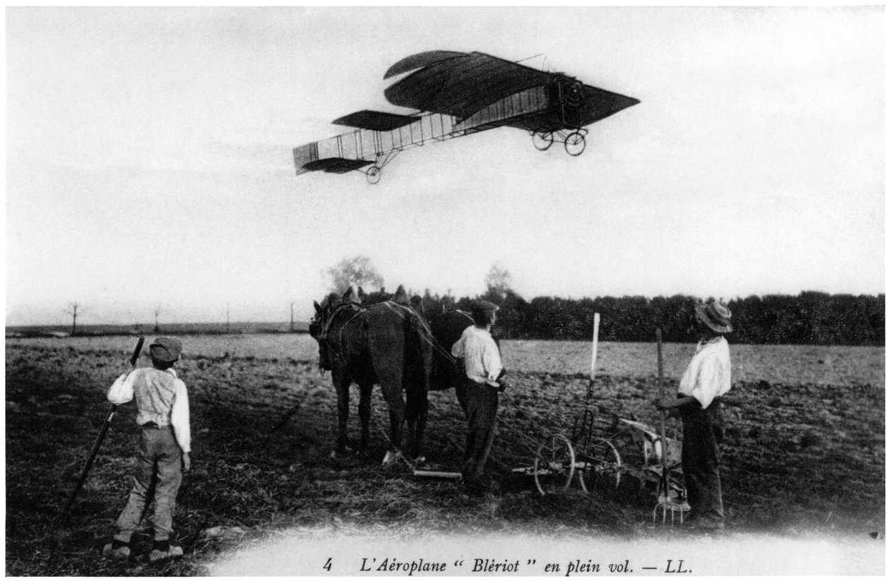 Louis Blériot in volo nel suo aeroplano da French Photographer
