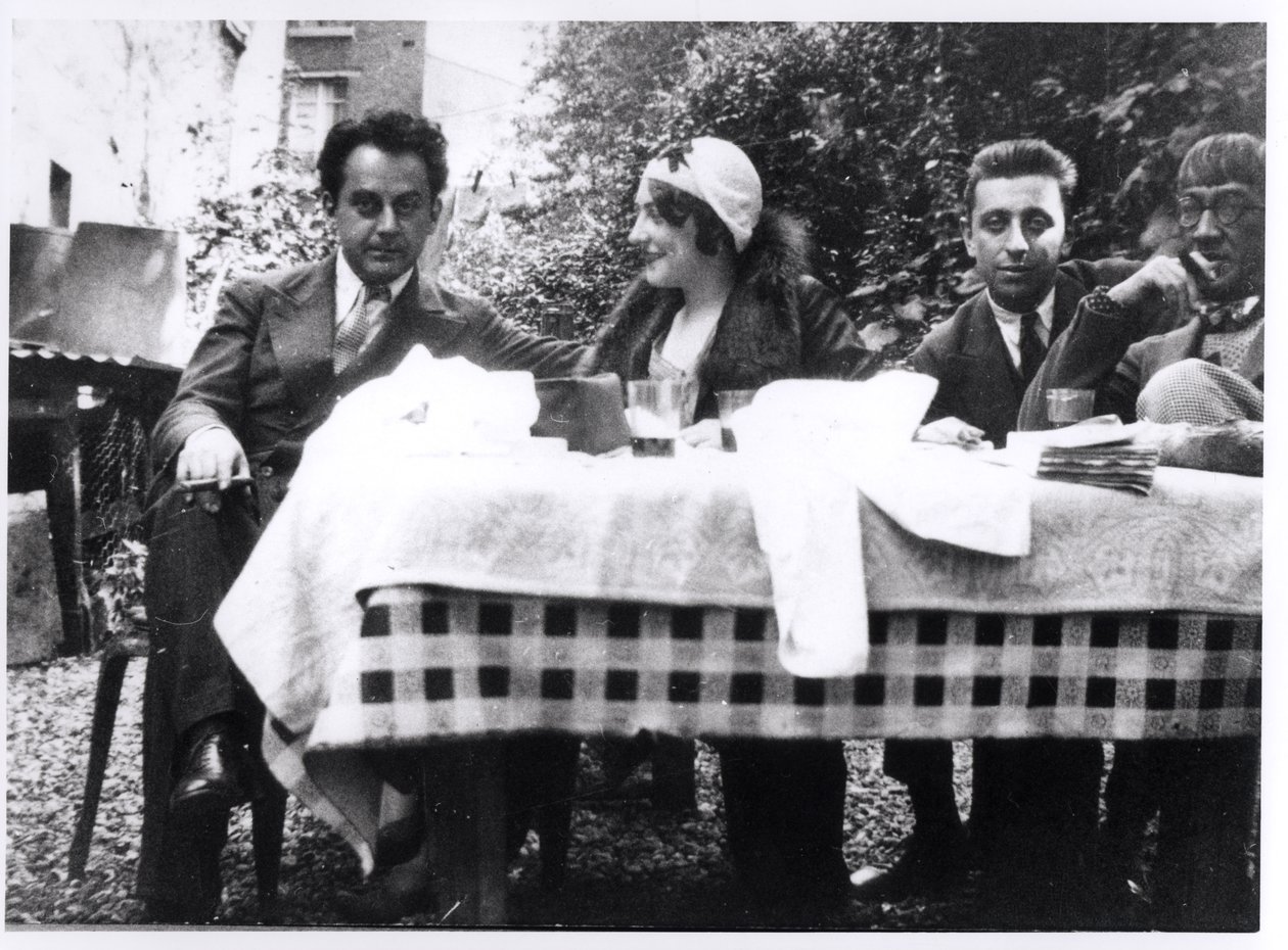 Man Ray (1890-1976) Madeline Ansbach, Robert Desnos (1900-45) e Leonard Foujita (1886-1968) c.1930 da French Photographer