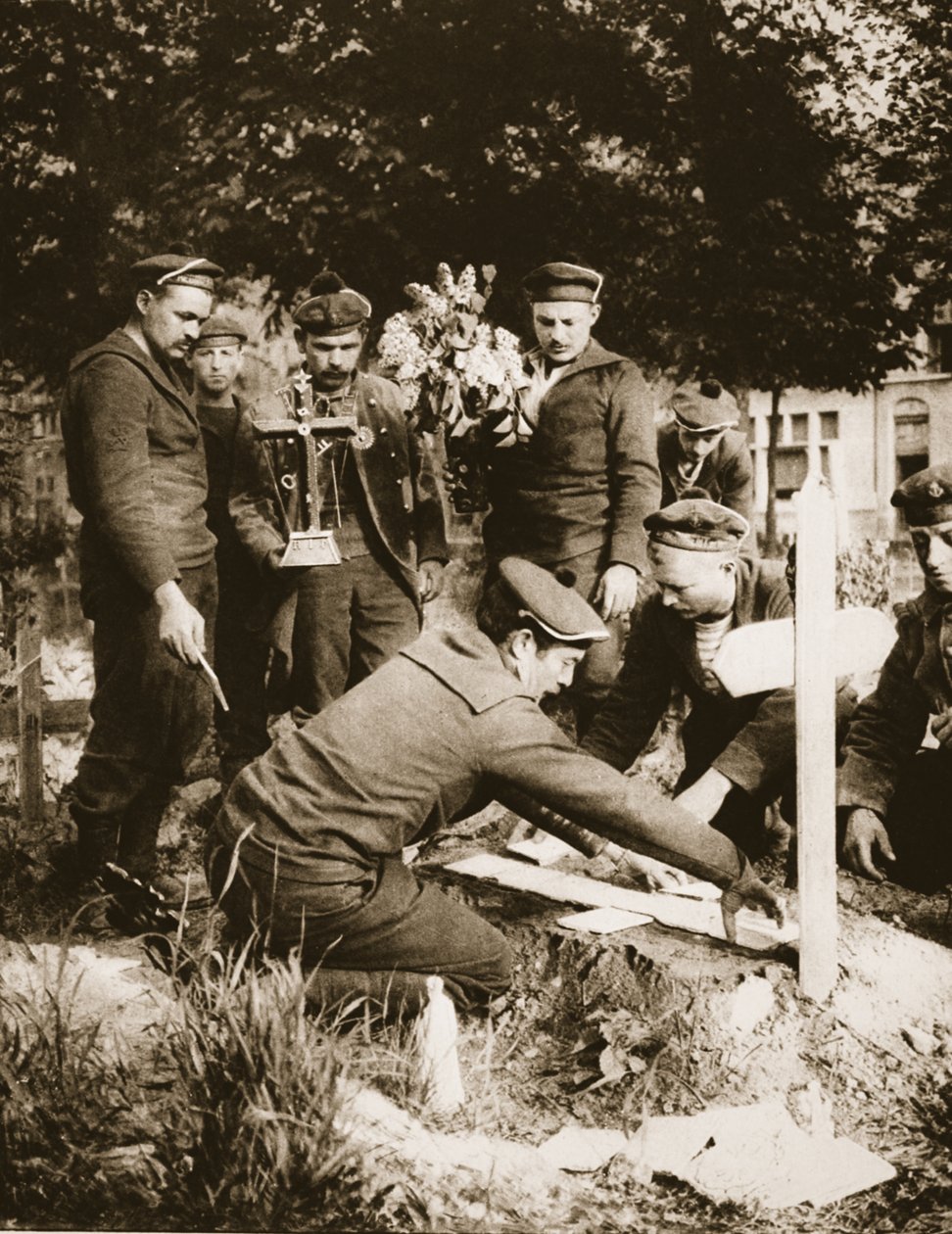 Fucilieri marini decorano una tomba al cimitero di Nieuport, 1915 da French Photographer
