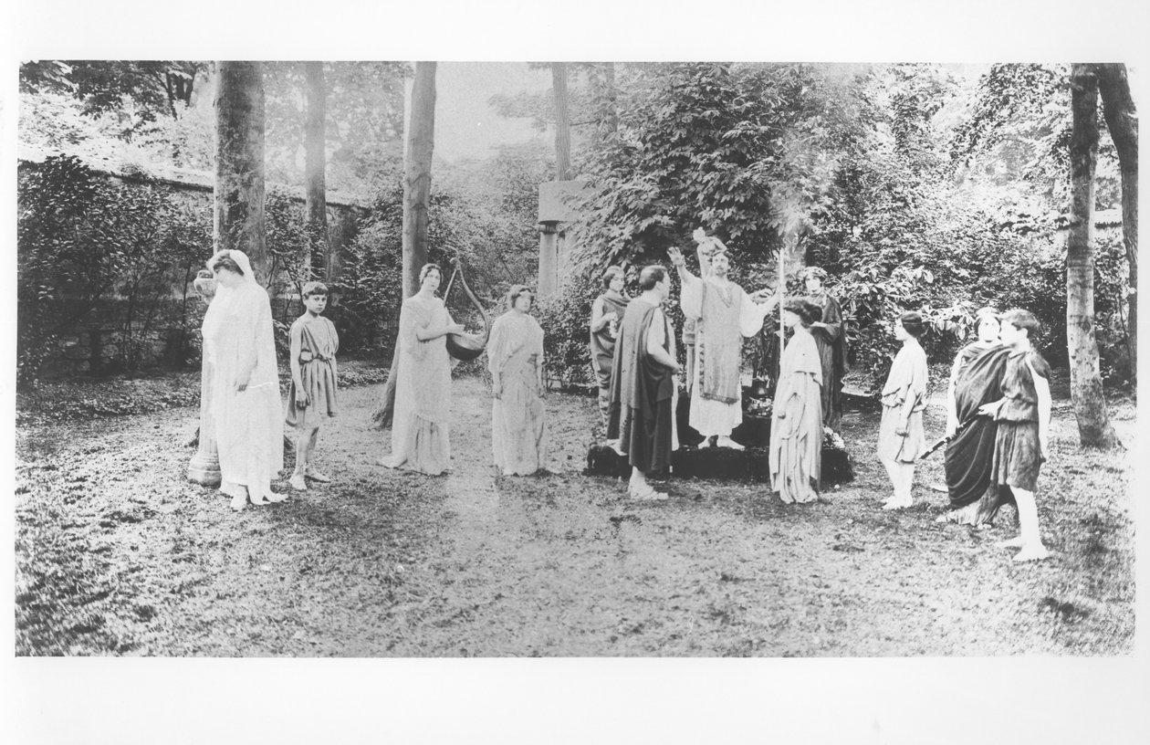 Nathalie Clifford Barney (1876-1972) con ballerini vestiti in toga da French Photographer