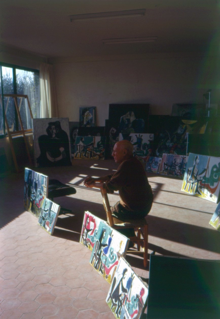 Pablo Picasso (1881-1973) nel suo studio circondato dalla sua serie Le peintre et son modele da French Photographer
