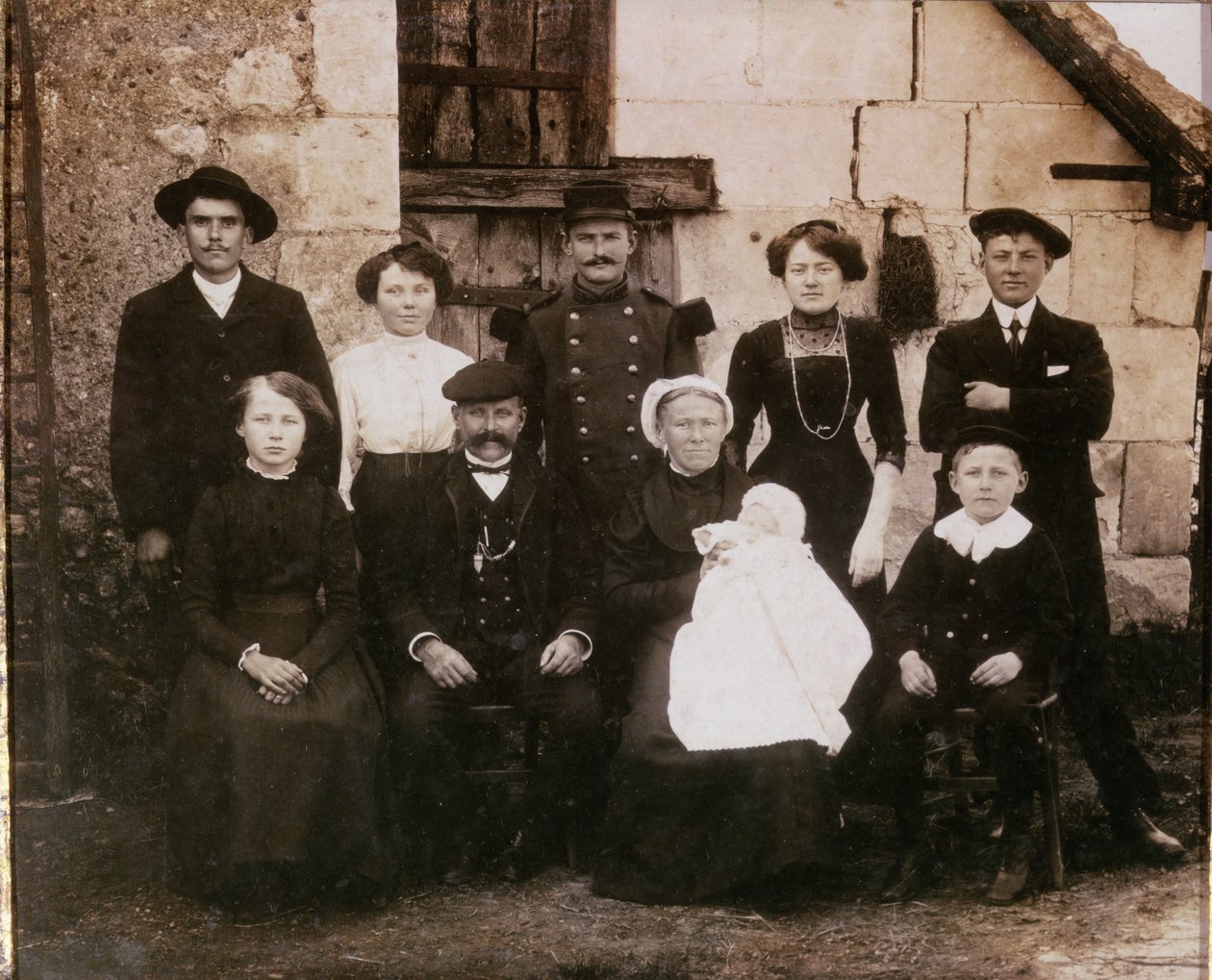 Famiglia contadina della zona della Sarthe a un battesimo, fine 19° secolo da French Photographer