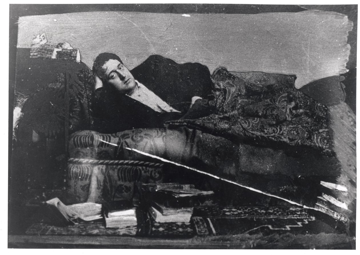 Ritratto di Guillaume Apollinaire (1880-1918) reclinato, c.1910 da French Photographer