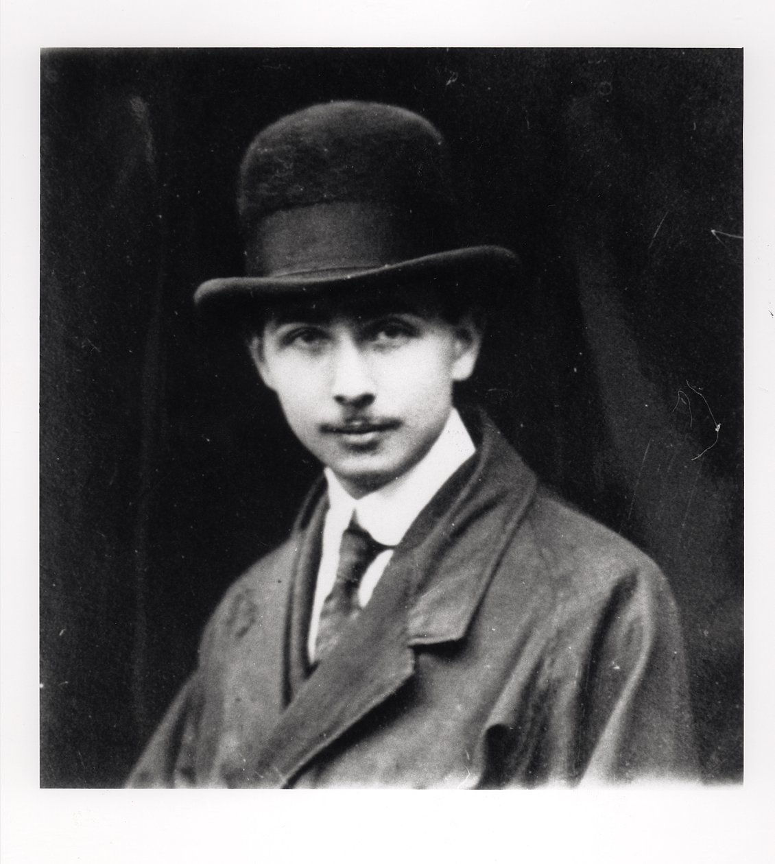 Ritratto di Louis Aragon (1897-1982) 1920 da French Photographer
