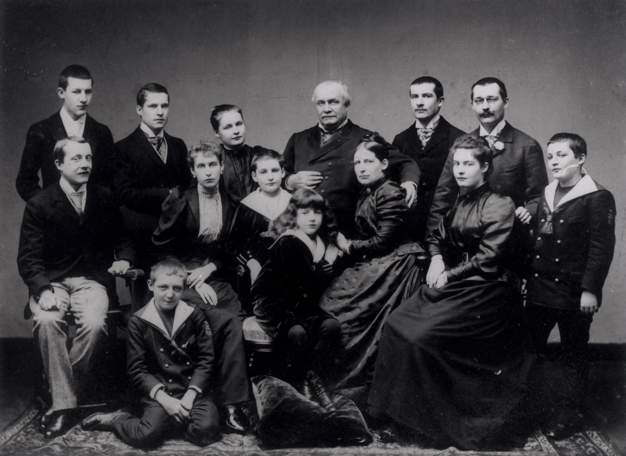 Ritratto di una grande famiglia di Lione, fine XIX secolo da French Photographer