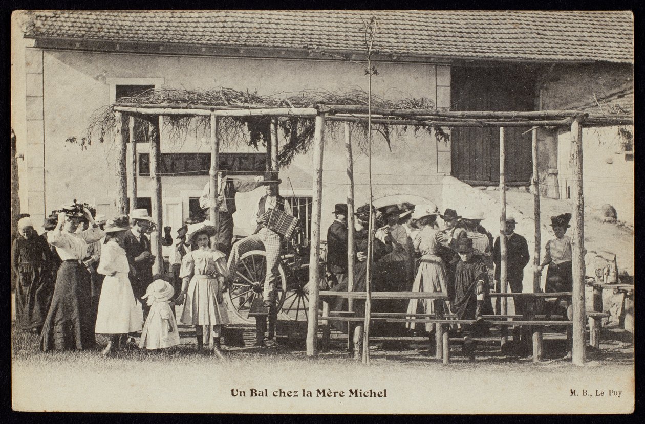 Cartolina raffigurante un ballo a Mere Michels, Le Puy, c.1900 da French Photographer