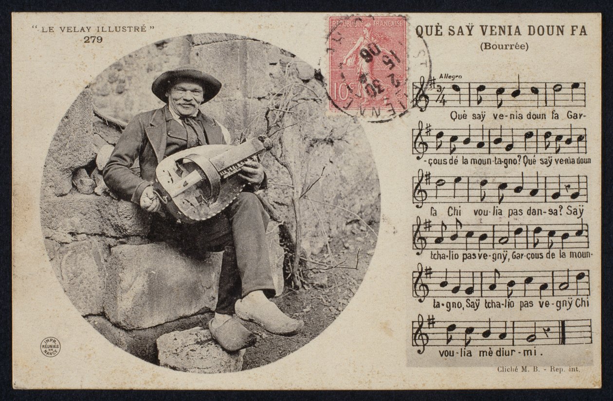 Cartolina raffigurante un suonatore di ghironda e lo spartito di una bourree, c.1900 da French Photographer