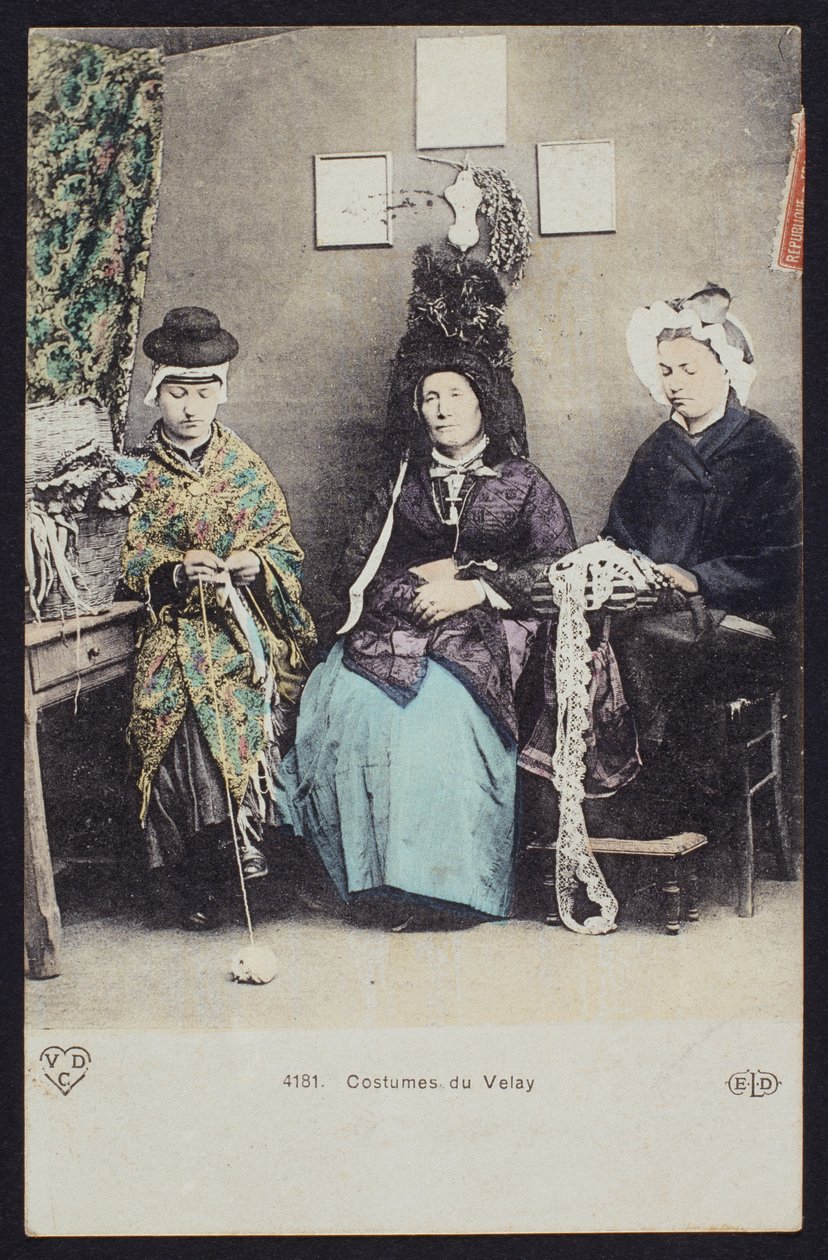 Cartolina raffigurante i costumi del Velay, c.1900 da French Photographer